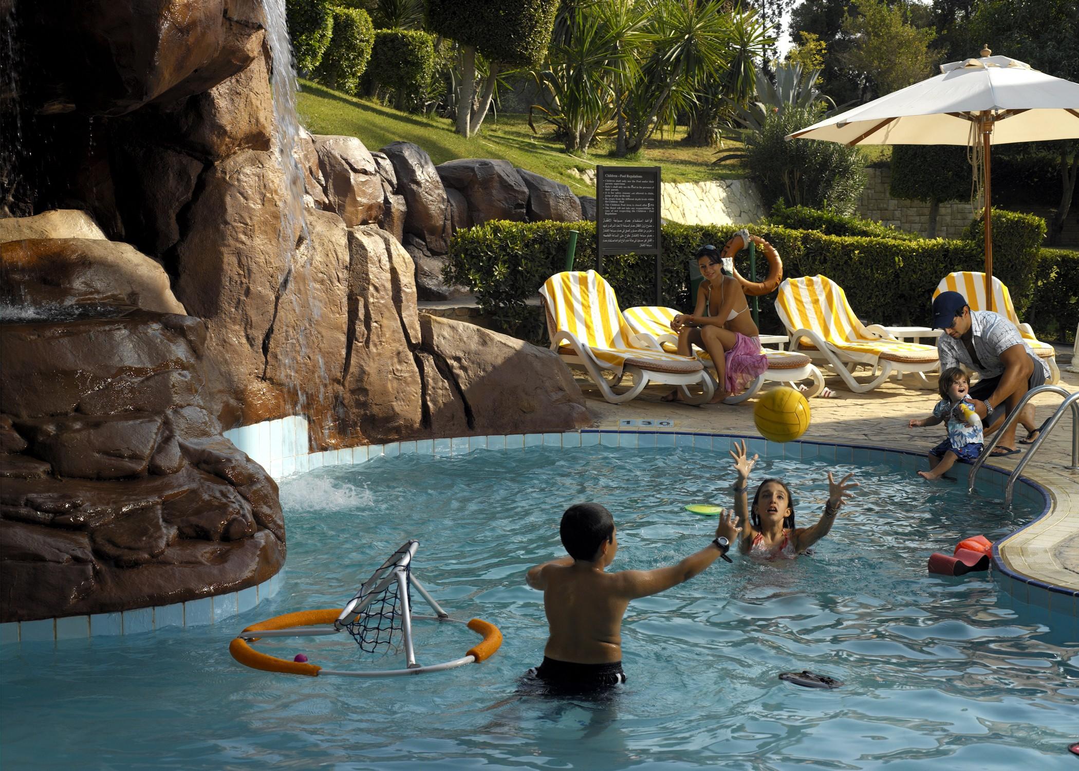 Le Passage Cairo Hotel & Casino Exterior foto The swimming pool at the resort