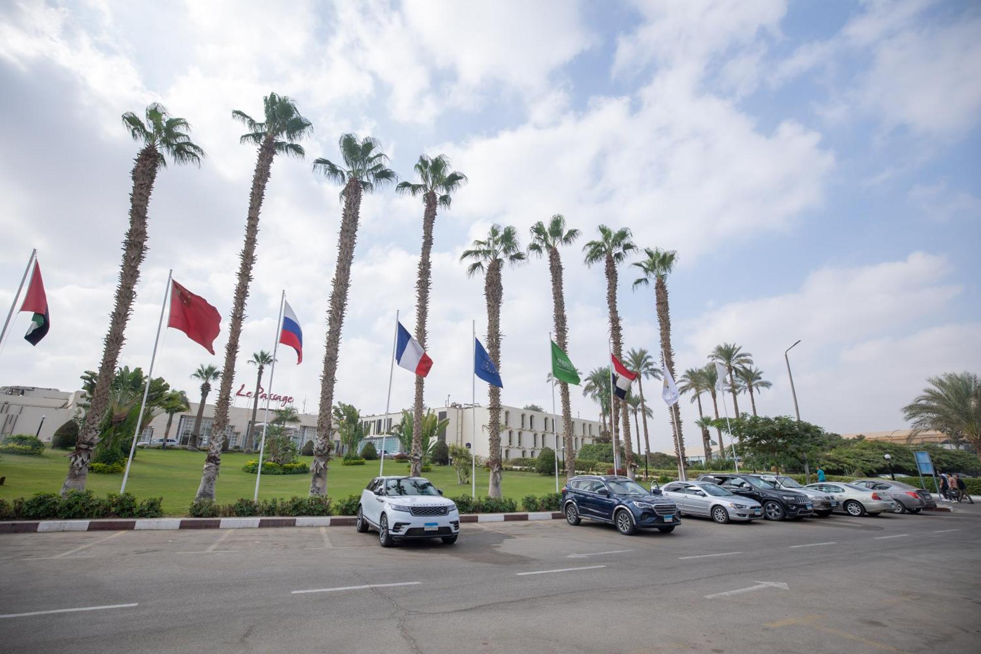 Le Passage Cairo Hotel & Casino Exterior foto Flags of the diplomatic missions in the city