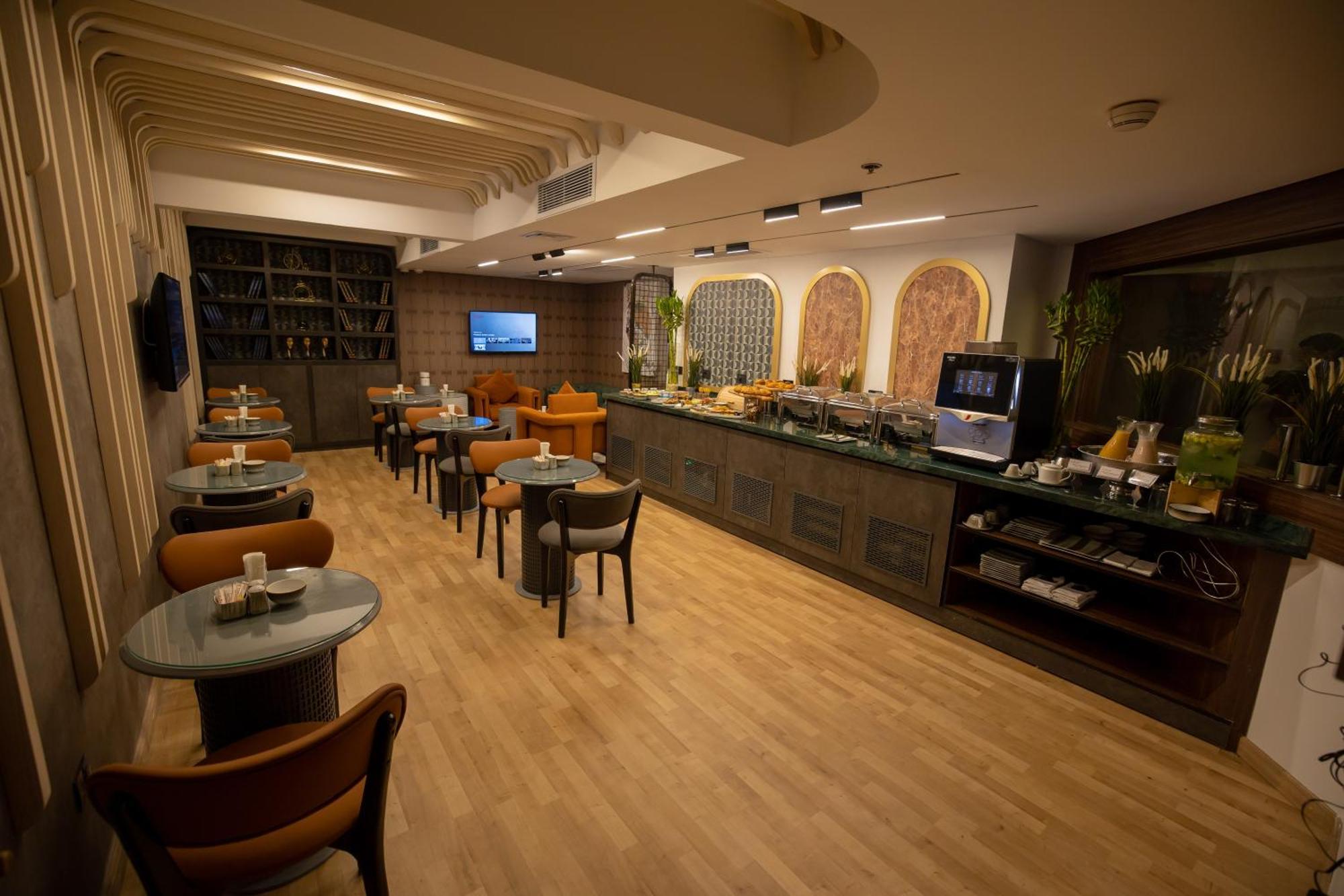 Le Passage Cairo Hotel & Casino Exterior foto The lounge at the airport
