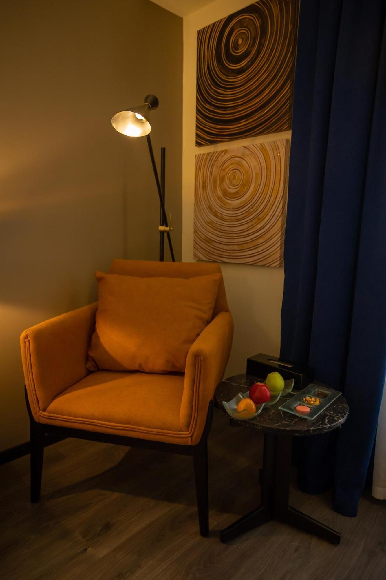 Le Passage Cairo Hotel & Casino Exterior foto A chair in a hotel room