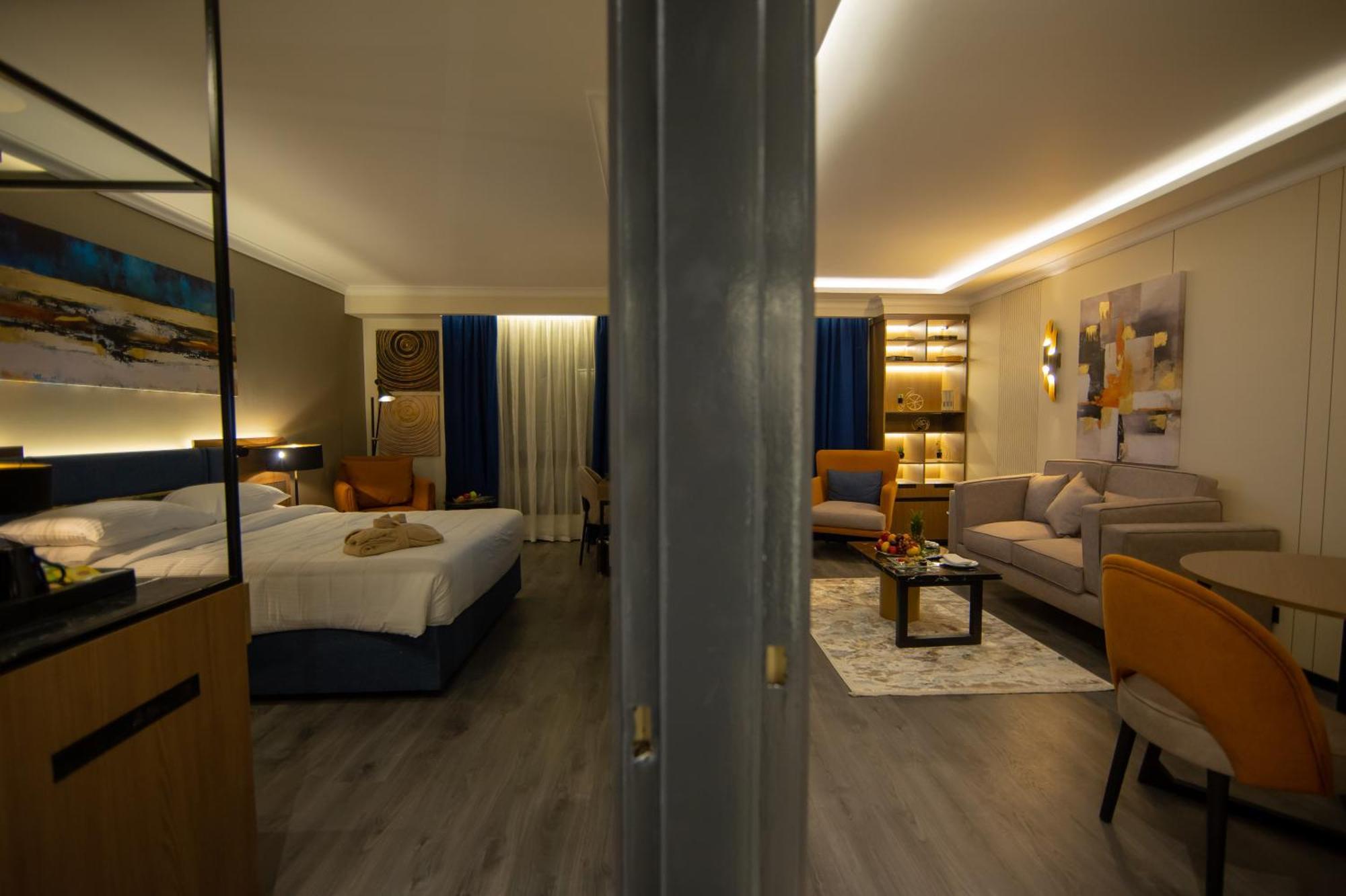 Le Passage Cairo Hotel & Casino Habitación foto A suite at the hotel